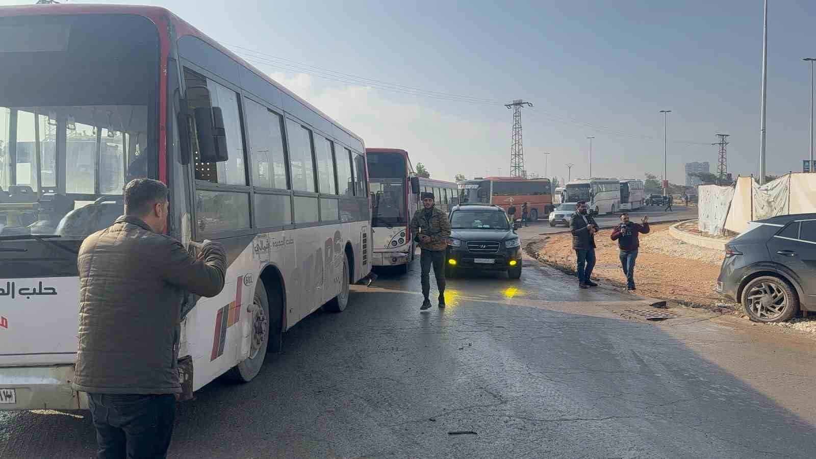 Suriye’de Şeyh Maksud Mahallesine gelen 20 otobüs, teslim olan SDG’li teröristleri farklı bölgelere götürecek
Suriye’de Şeyh Maksud Mahallesine gelen 20 otobüs, teslim olan SDG’li teröristleri farklı bölgelere götürecek