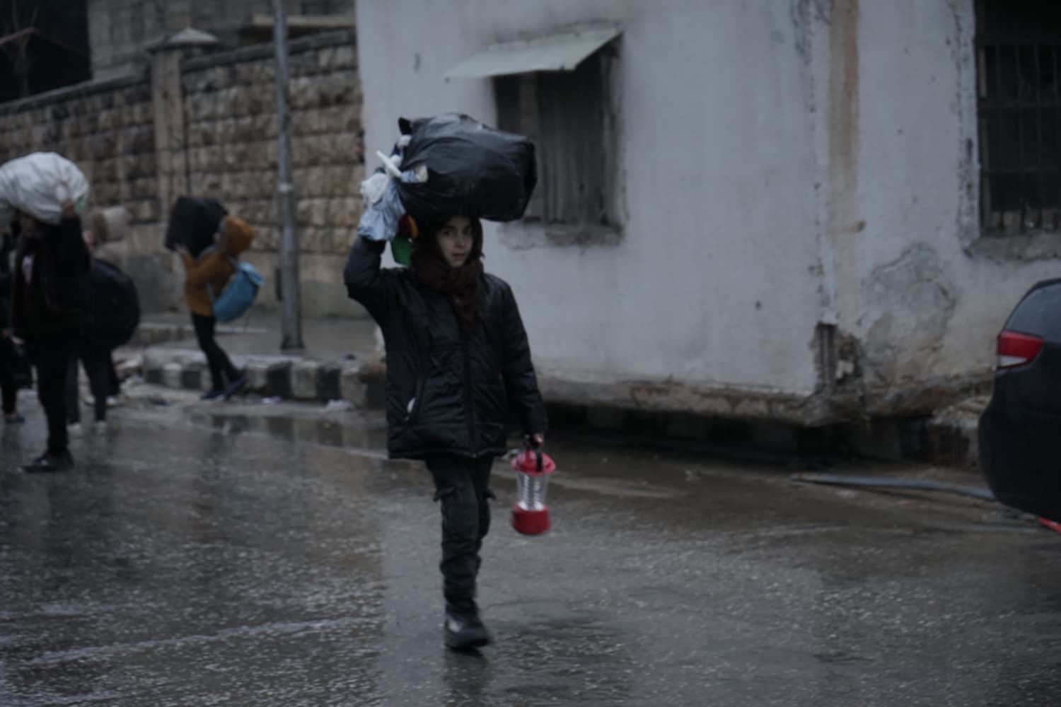 Suriye’de terör örgütü SDG’ye yönelik muhtemel saldırı öncesinde sivillerin tahliyesi sürüyor
Suriye’de terör örgütü SDG’ye yönelik muhtemel saldırı öncesinde sivillerin tahliyesi sürüyor