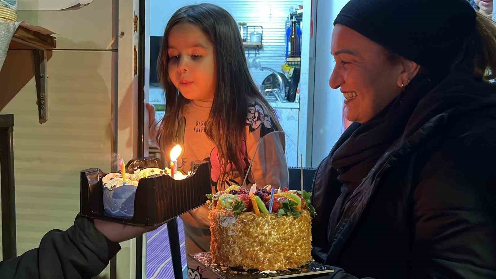 Sürpriz doğum günüyle yüzü gülen Alya’nın dileği yürekleri ısıttı
