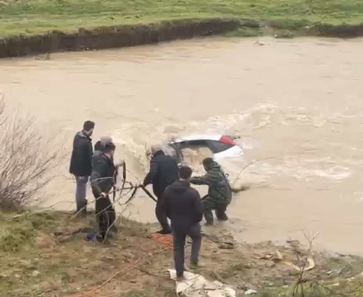 Sürücü kıyıya çıktı, otomobil suda kaldı: Vatandaşlar halatla müdahale etti
