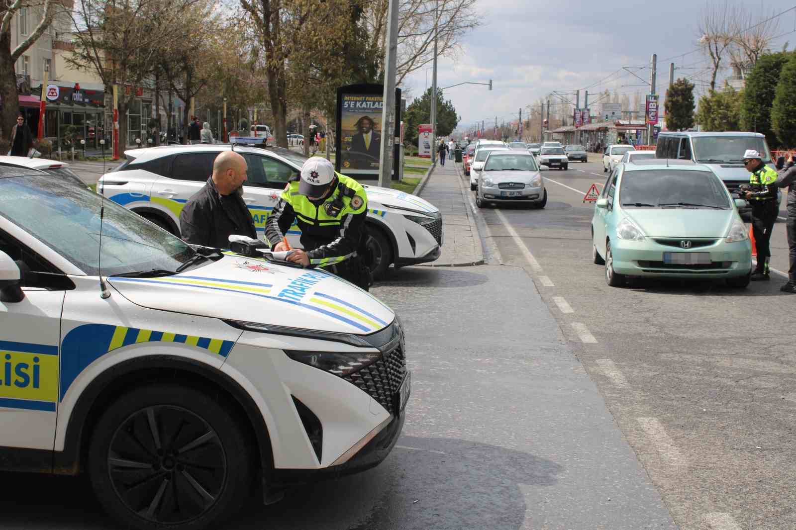 Sürücüler APP plaka ve multimedya konusunda bilgilendirildi
Sürücüler APP plaka ve multimedya konusunda bilgilendirildi