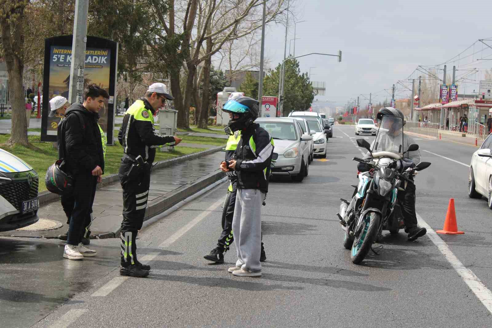 Sürücüler APP plaka ve multimedya konusunda bilgilendirildi
Sürücüler APP plaka ve multimedya konusunda bilgilendirildi