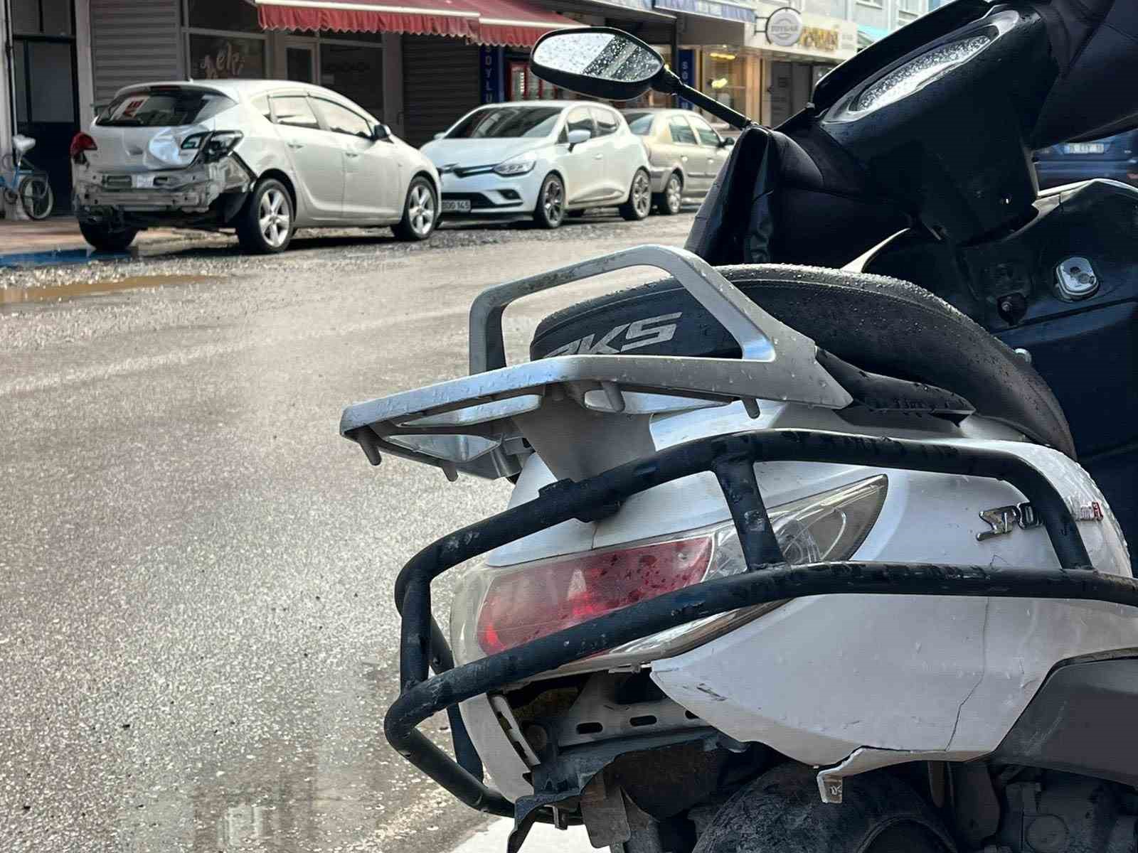 Sürücünün şekeri düştü, kontrolden çıkan araç çarşıyı birbirine kattı
