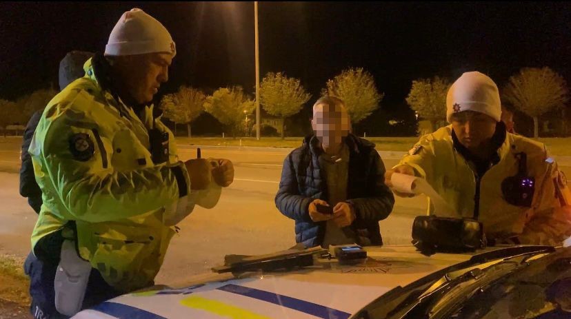 Sürücüsü alkollü çıkan otomobildeki yolcudan gazetecilere: "Haberin konusu nedir"
