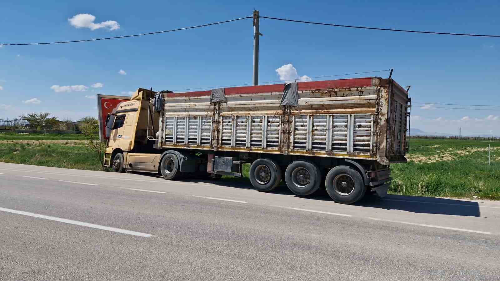 Sürücüsü fenalaşan tır reklam tabelasına çarptı: 4 yaralı
