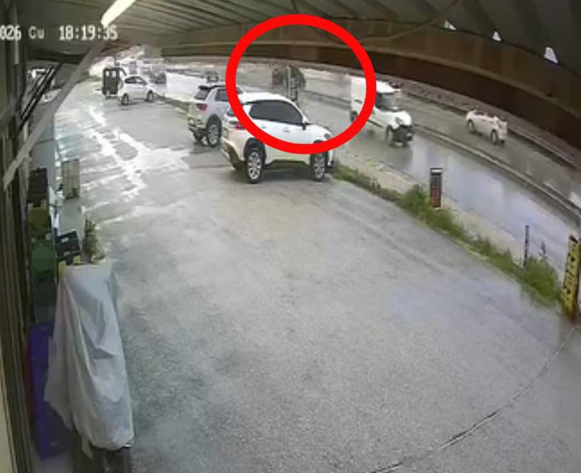 Sürücüsü markete gitti, el freni çekilmeyen otomobil ana yola çıktı
