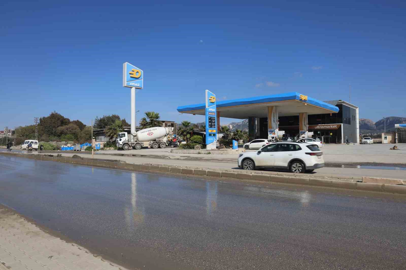 Sürücüsü markete gitti, el freni çekilmeyen otomobil ana yola çıktı
