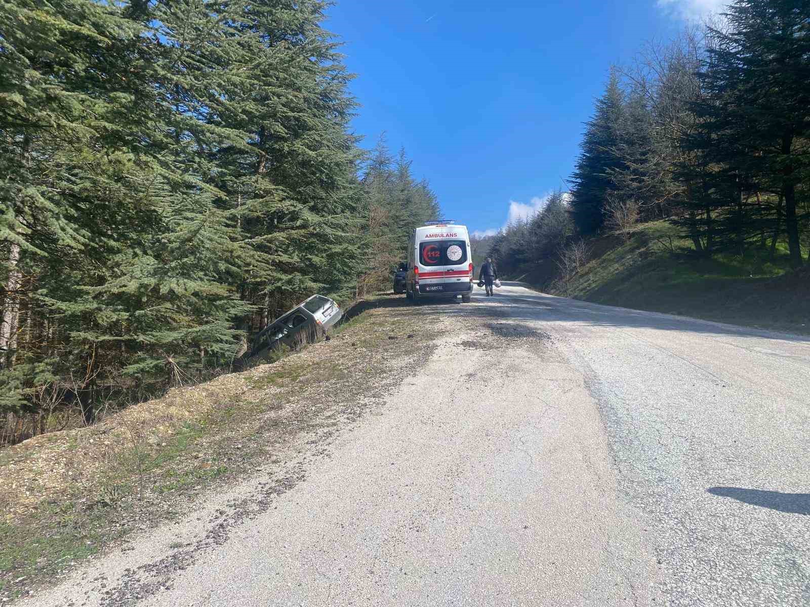 Sürücüsünün direksiyon hâkimiyetini kaybettiği otomobil ormanlık alana savruldu
