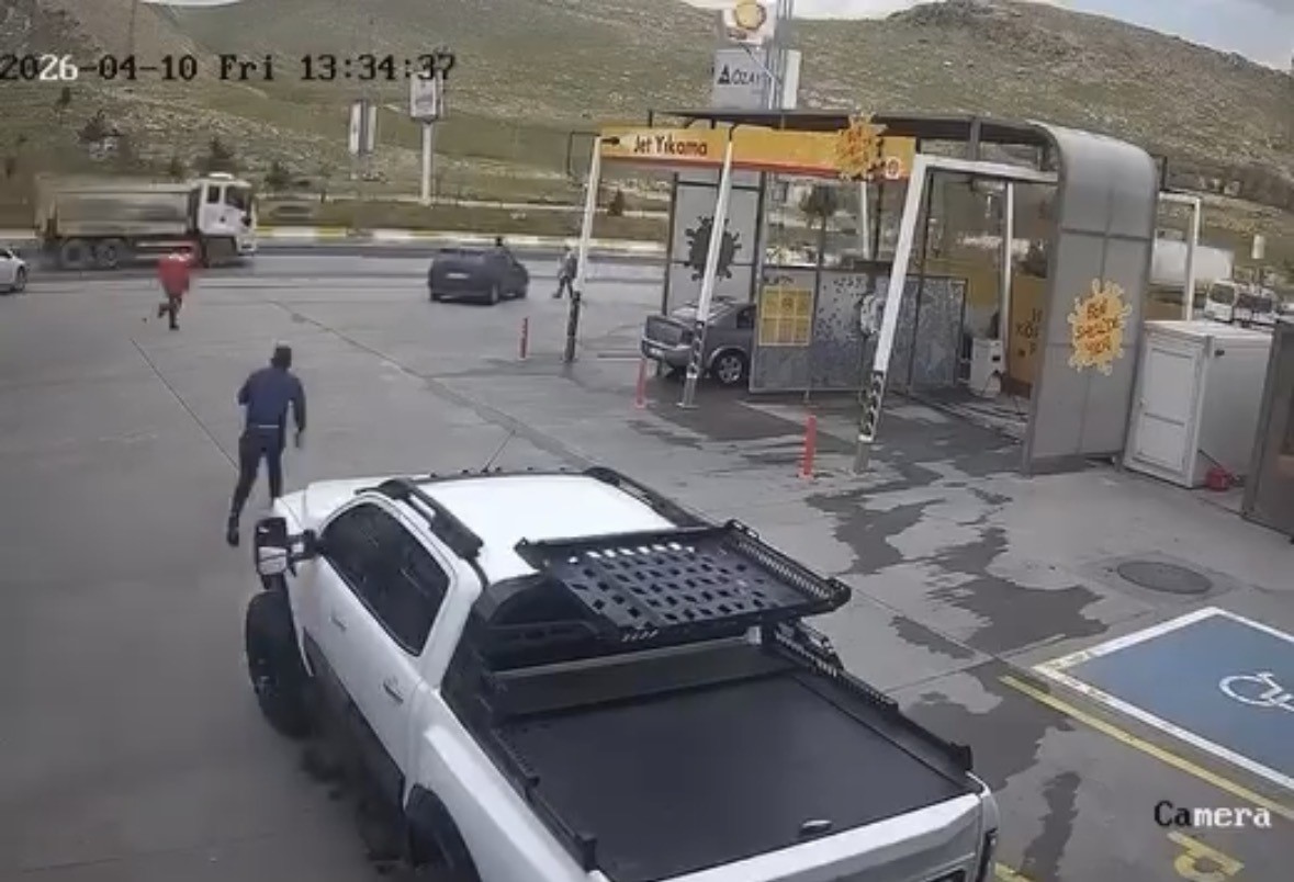 Sürücüsünün el frenini çekmeyi unuttuğu otomobil anayola çıktı
