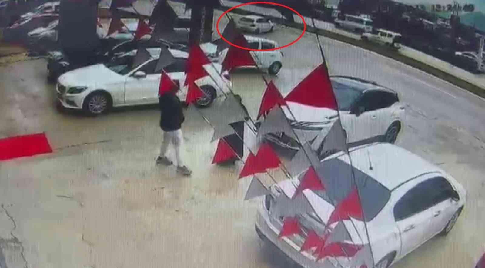 Sürücüsünün kontrolünü kaybettiği otomobilin aydınlatma direğine çarptığı anlar kamerada
