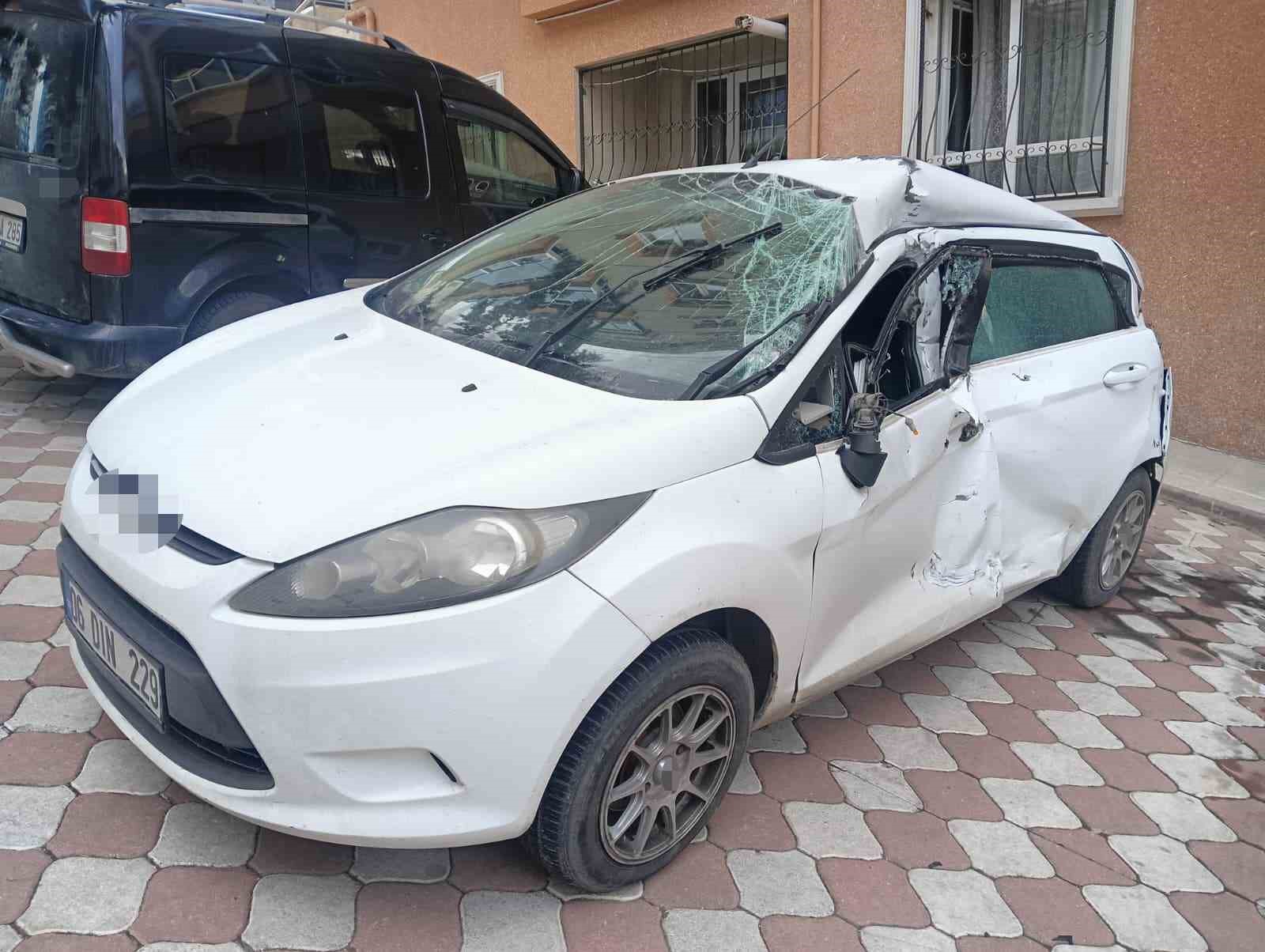 Sürücüsünün kontrolünü kaybettiği tır park halindeki 4 otomobile çarptı
