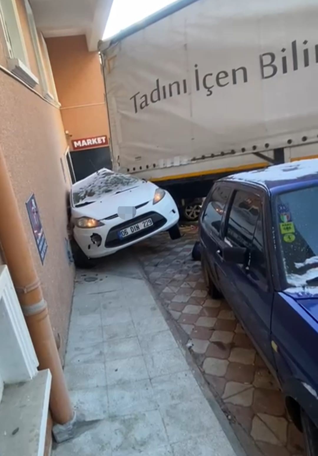 Sürücüsünün kontrolünü kaybettiği tır park halindeki 4 otomobile çarptı
