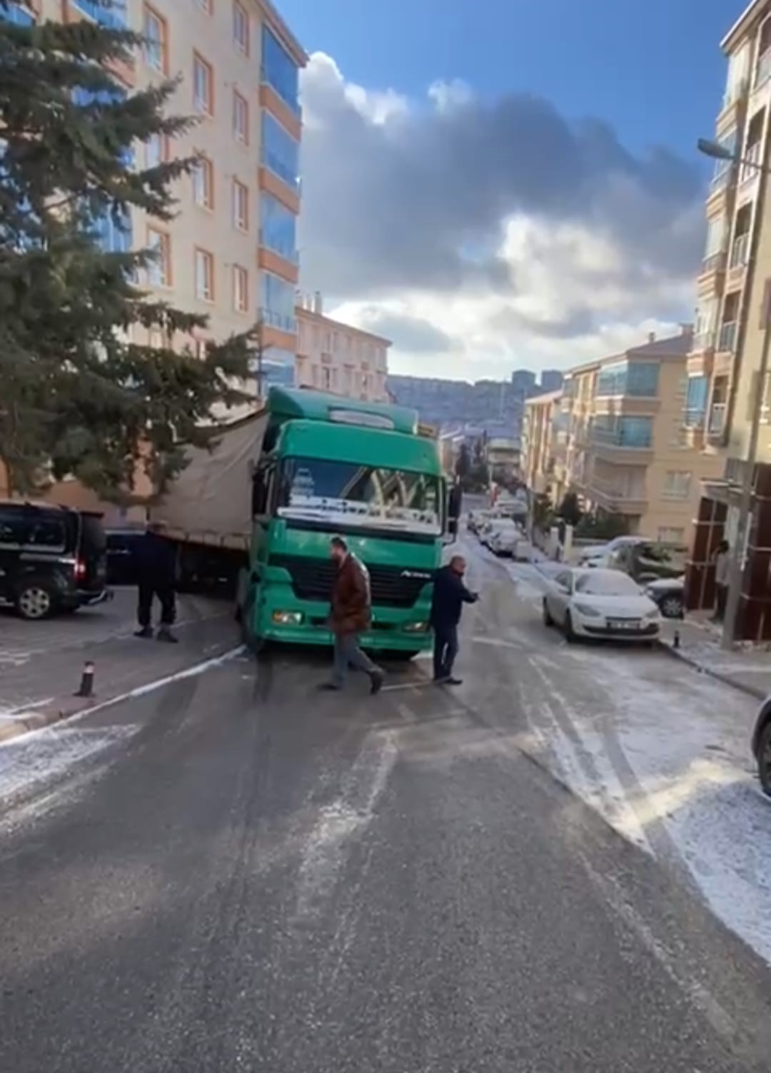 Sürücüsünün kontrolünü kaybettiği tır park halindeki 4 otomobile çarptı
