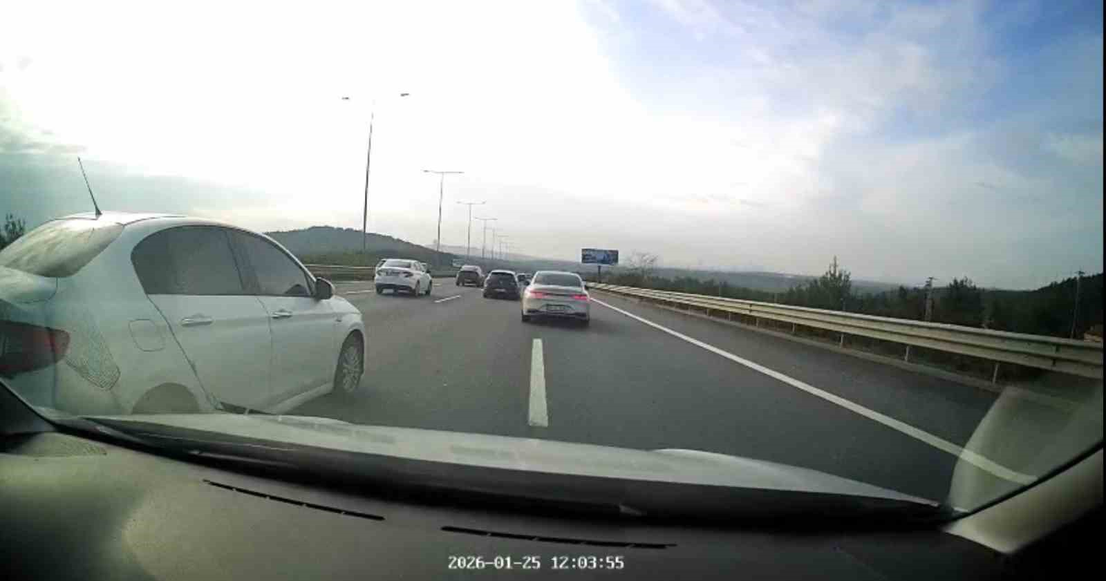 Sürücüyü sıkıştıran trafik magandası kamerada
