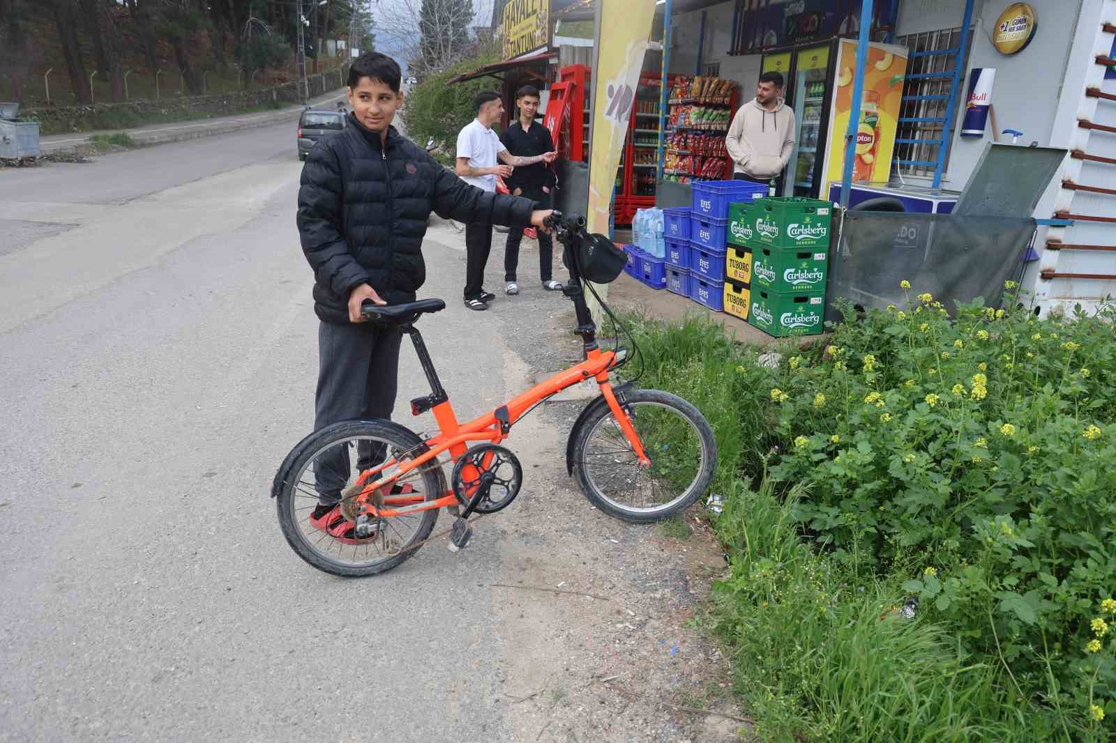 Sürünün geçişi esnasında 3 metrelik kuyuya düşen koyunu esnaf kurtardı: O anlar kamerada
