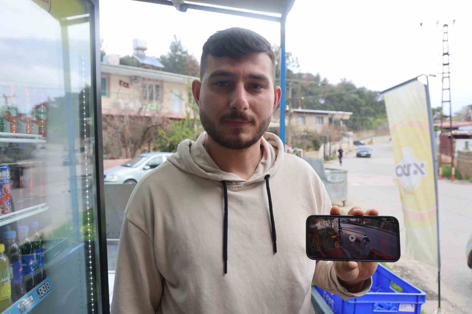 Sürünün geçişi esnasında 3 metrelik kuyuya düşen koyunu esnaf kurtardı: O anlar kamerada
