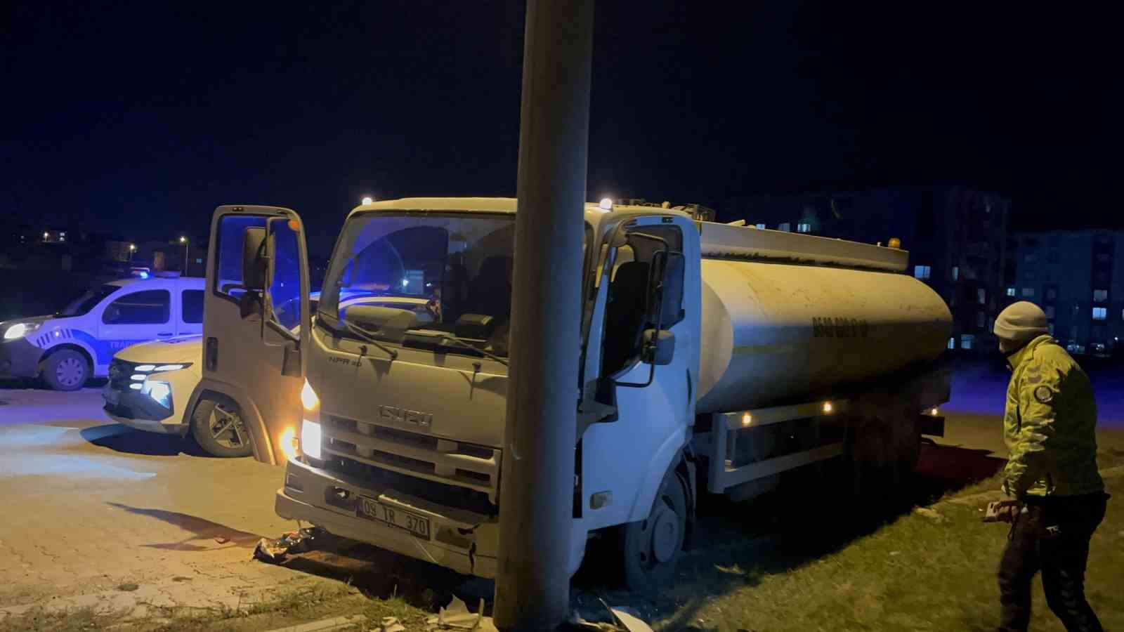 Sürüyü ezmemek için manevra yapınca beton direğe çarptı
