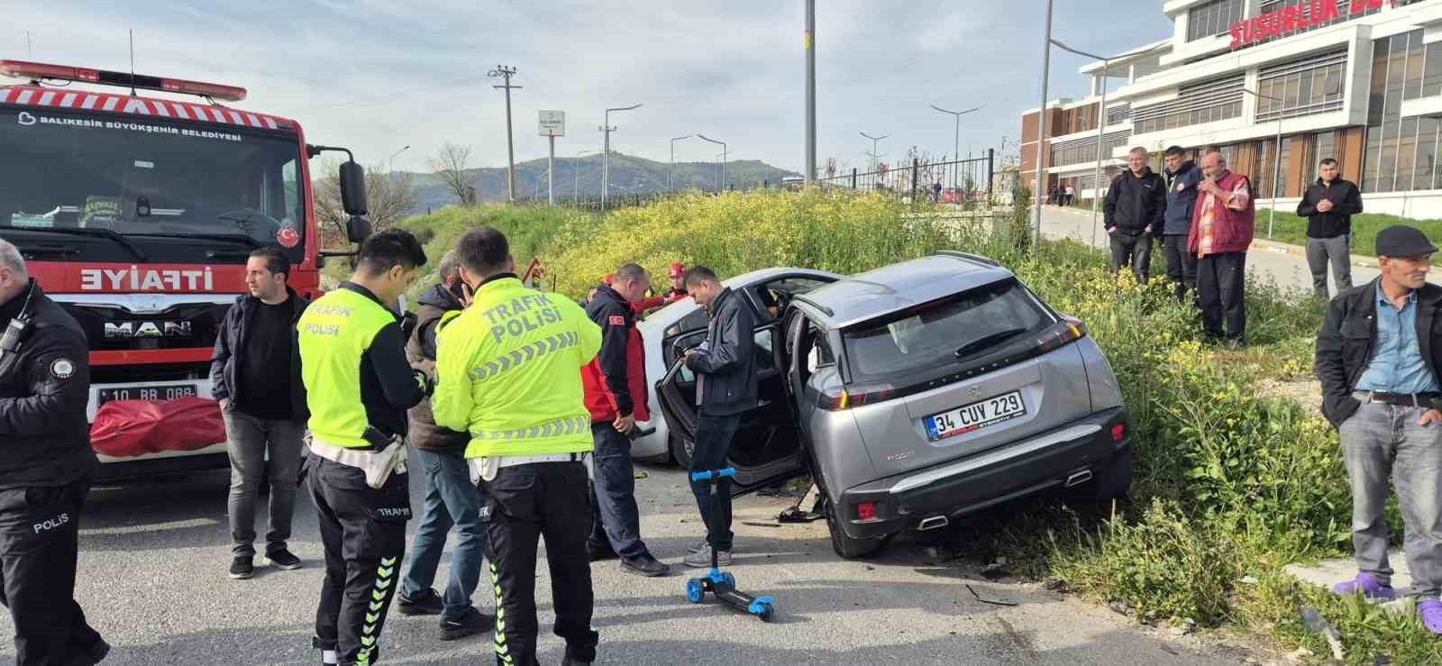 Susurluk’ta çift taraflı trafik kazası: 4 kişi yaralandı
