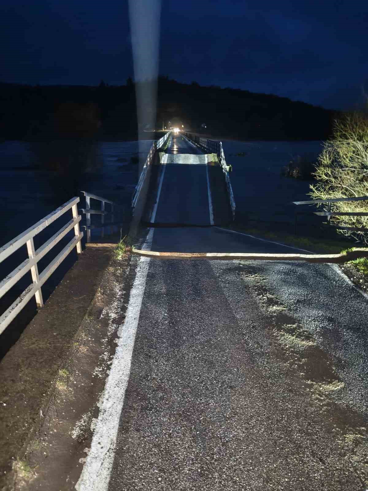 Susurluk’ta selde köprü ortadan ikiye ayrıldı
