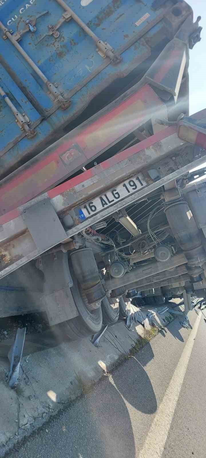 Susurluk’ta tek taraflı kazada sürücü yaralandı
