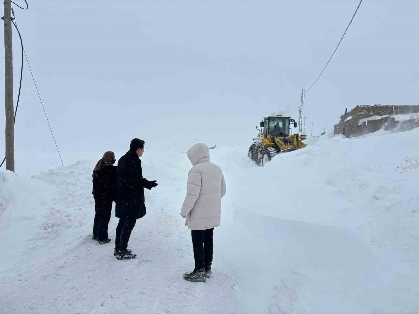 Susuz Kaymakamı Tutal, köylerde vatandaşlarla buluştu
