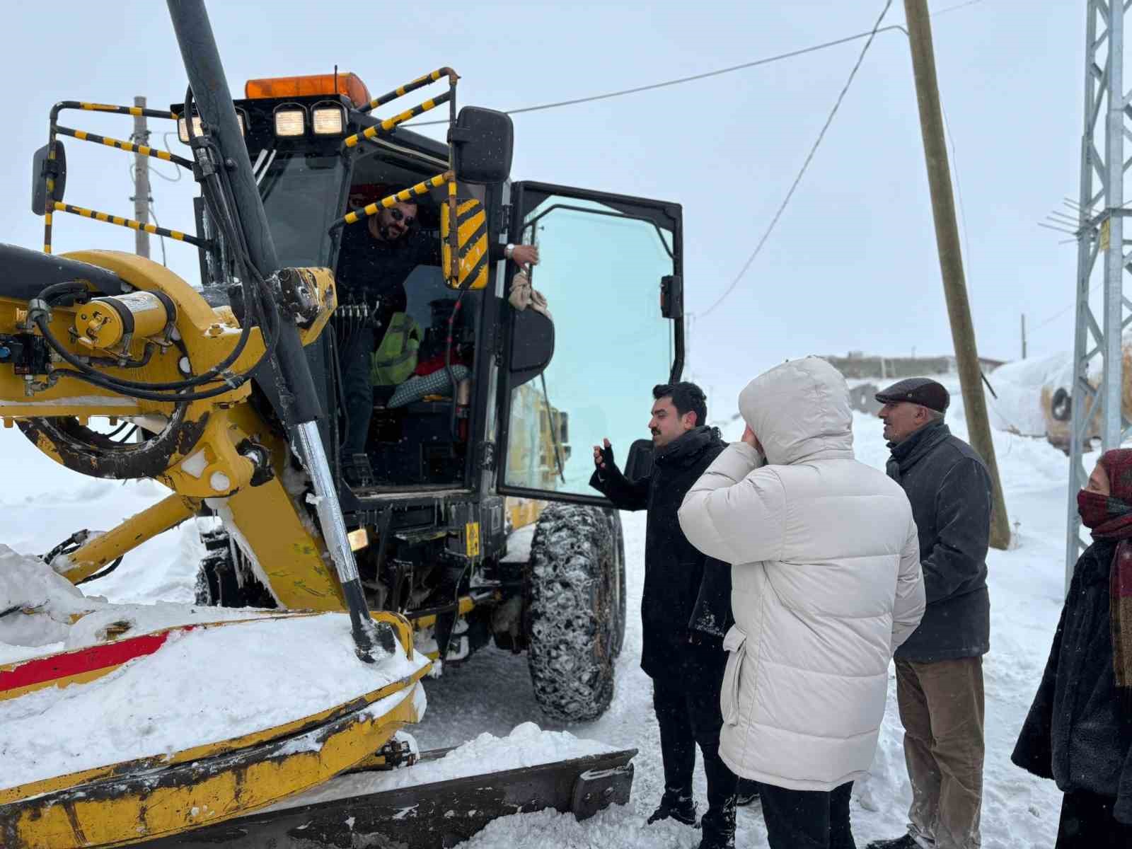 Susuz Kaymakamı Tutal, köylerde vatandaşlarla buluştu
