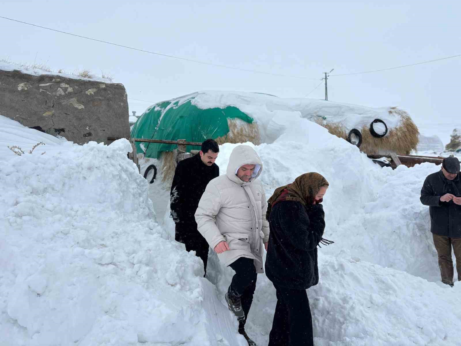 Susuz Kaymakamı Tutal, köylerde vatandaşlarla buluştu

