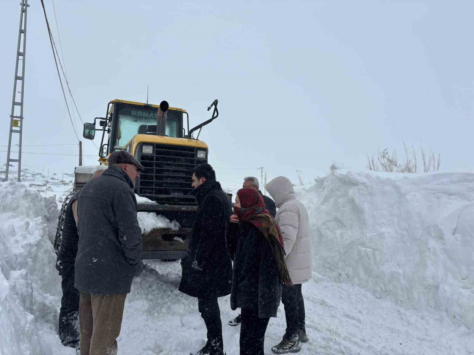 Susuz Kaymakamı Tutal, köylerde vatandaşlarla buluştu
