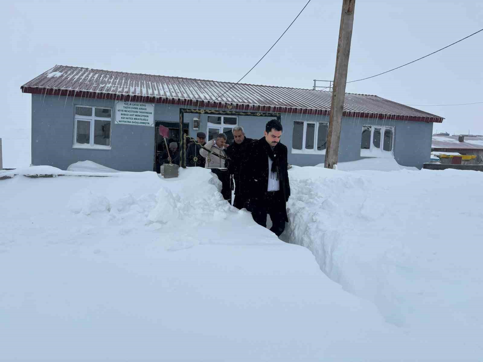 Susuz Kaymakamı Tutal, köylerde vatandaşlarla buluştu
