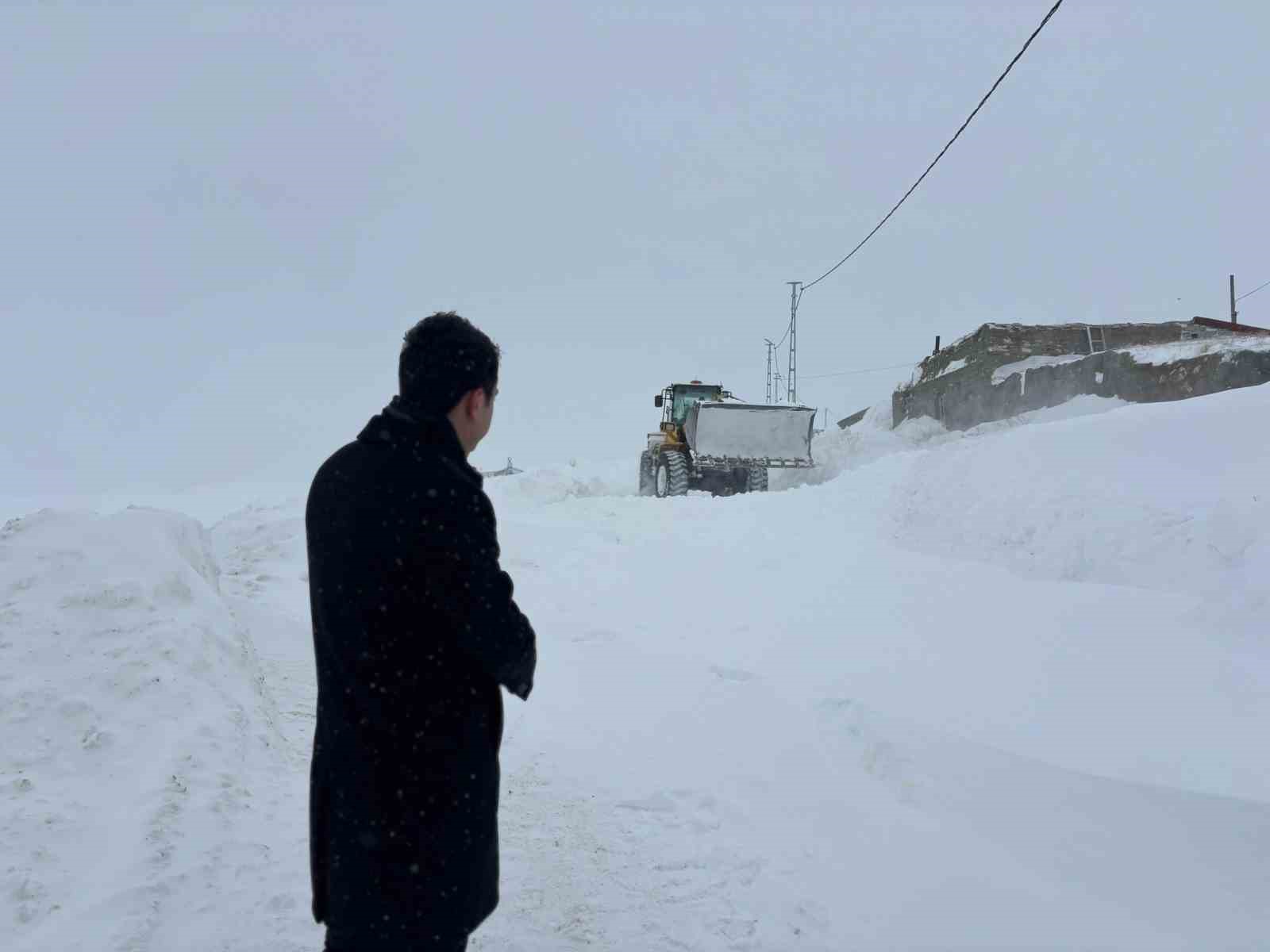 Susuz Kaymakamı Tutal, köylerde vatandaşlarla buluştu
