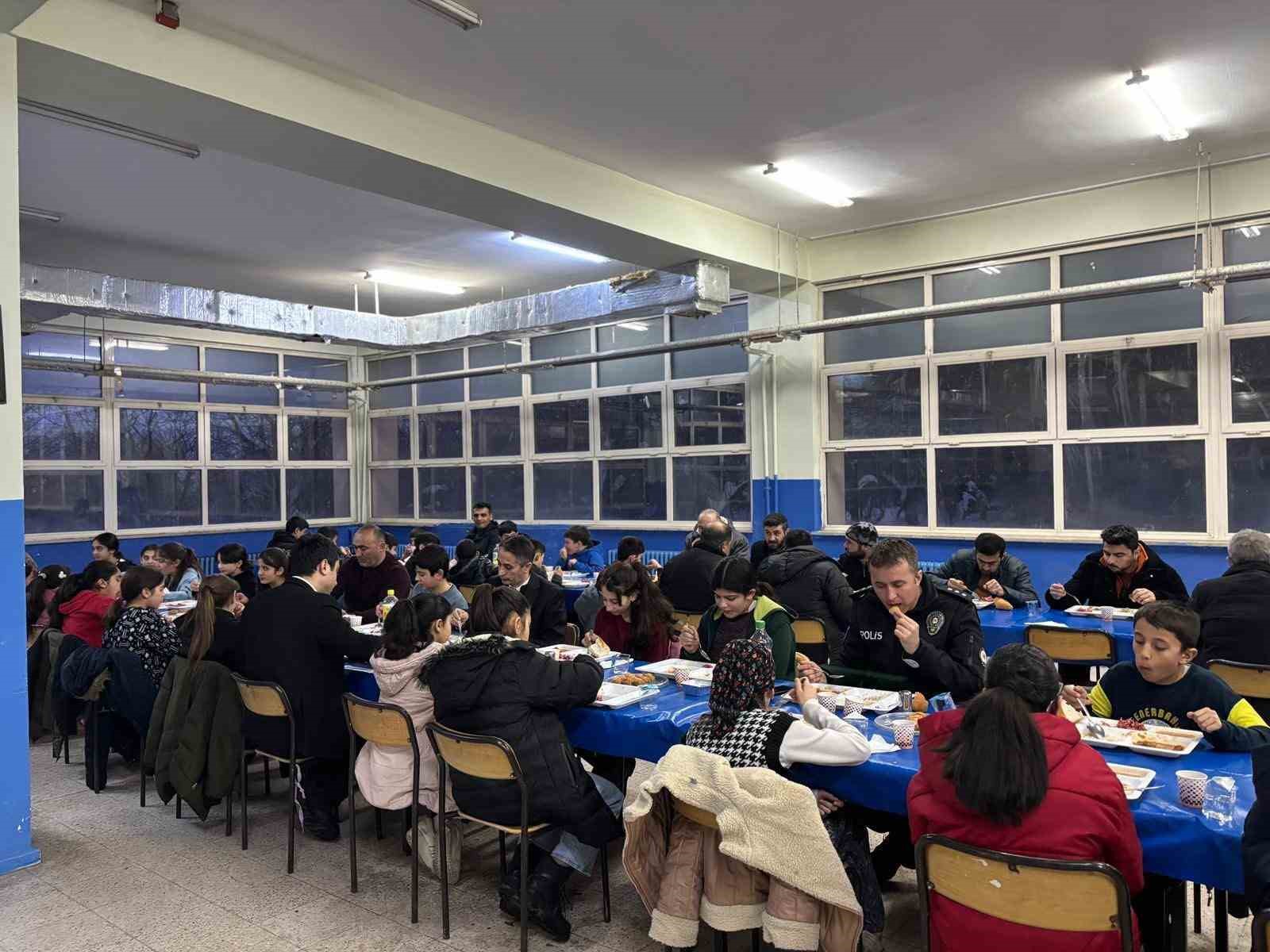 Susuz Kaymakamı Tutal, öğrencilerle iftarda buluştu
