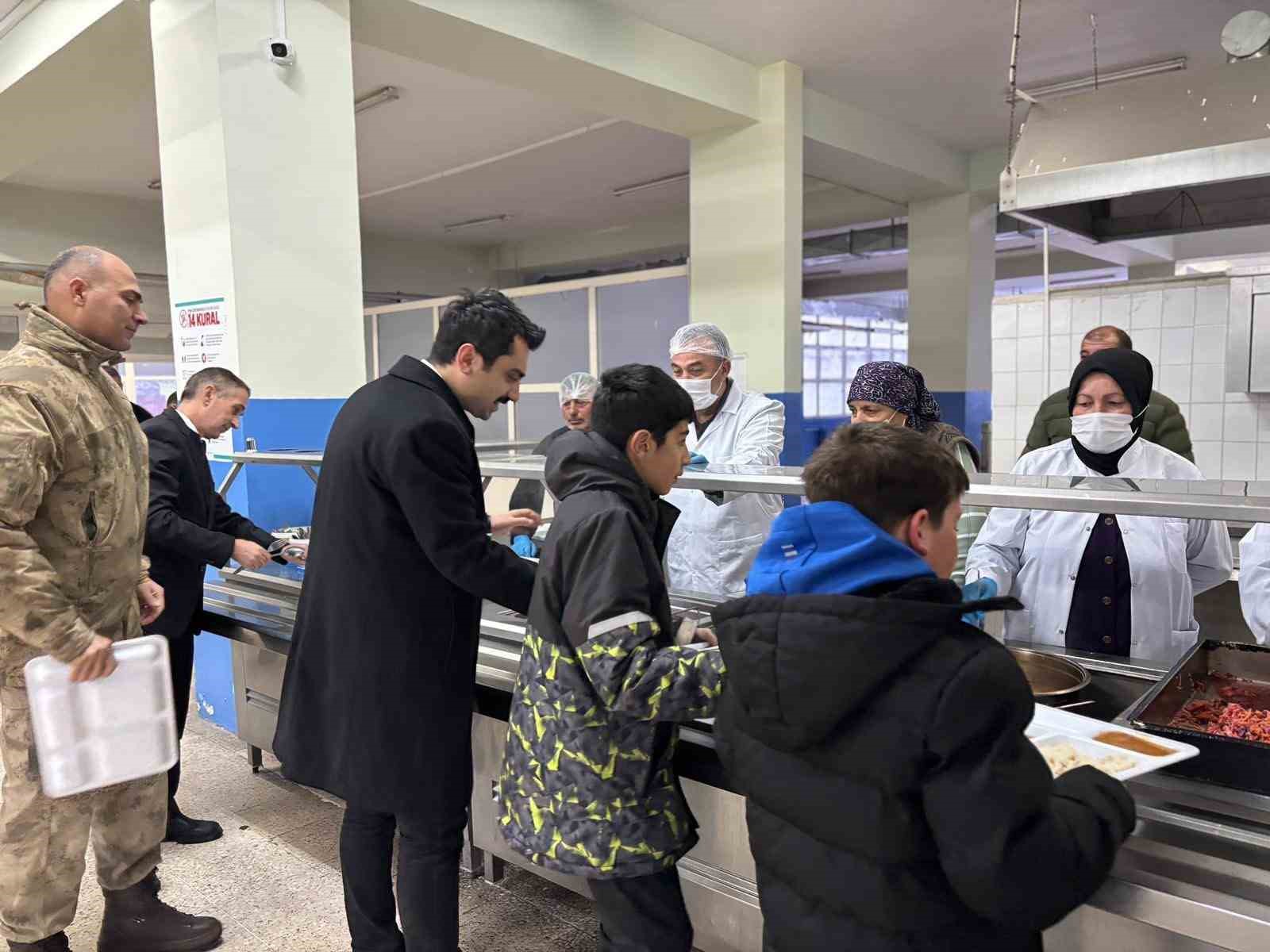 Susuz Kaymakamı Tutal, öğrencilerle iftarda buluştu
