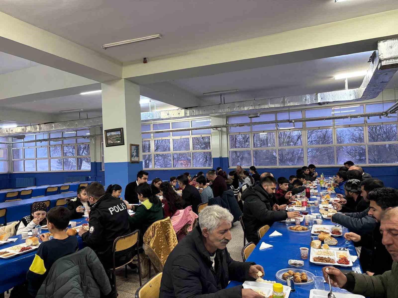 Susuz Kaymakamı Tutal, öğrencilerle iftarda buluştu
