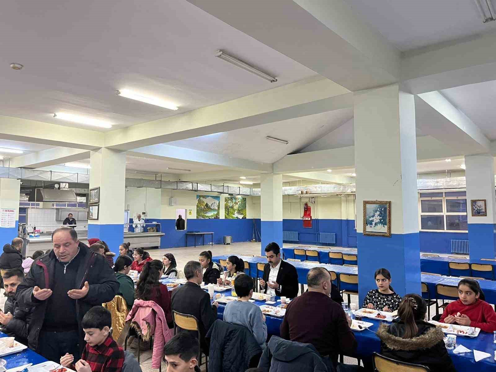 Susuz Kaymakamı Tutal, öğrencilerle iftarda buluştu
