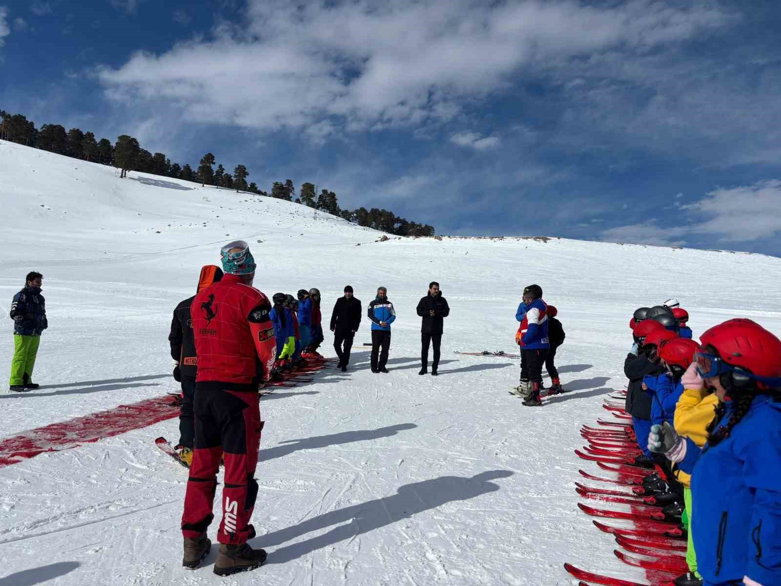 Susuz Kaymakamı Tutal’dan geleceğin kayakçılarına moral ziyareti
