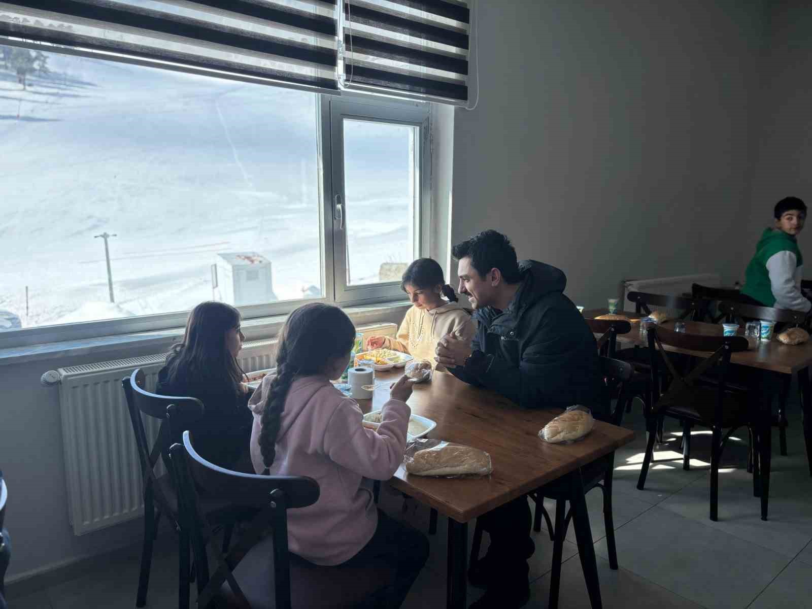 Susuz Kaymakamı Tutal’dan geleceğin kayakçılarına moral ziyareti
