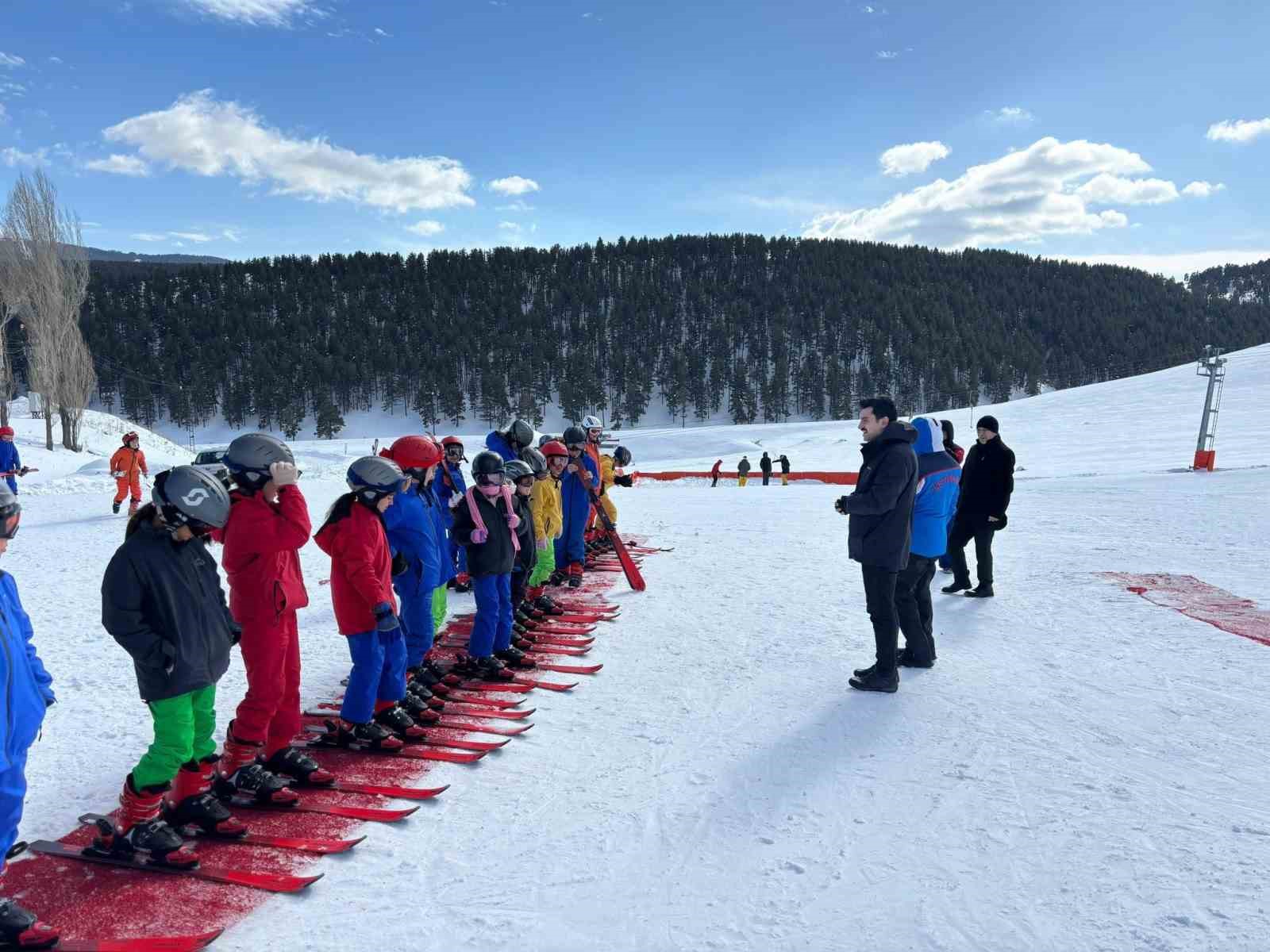 Susuz Kaymakamı Tutal’dan geleceğin kayakçılarına moral ziyareti
