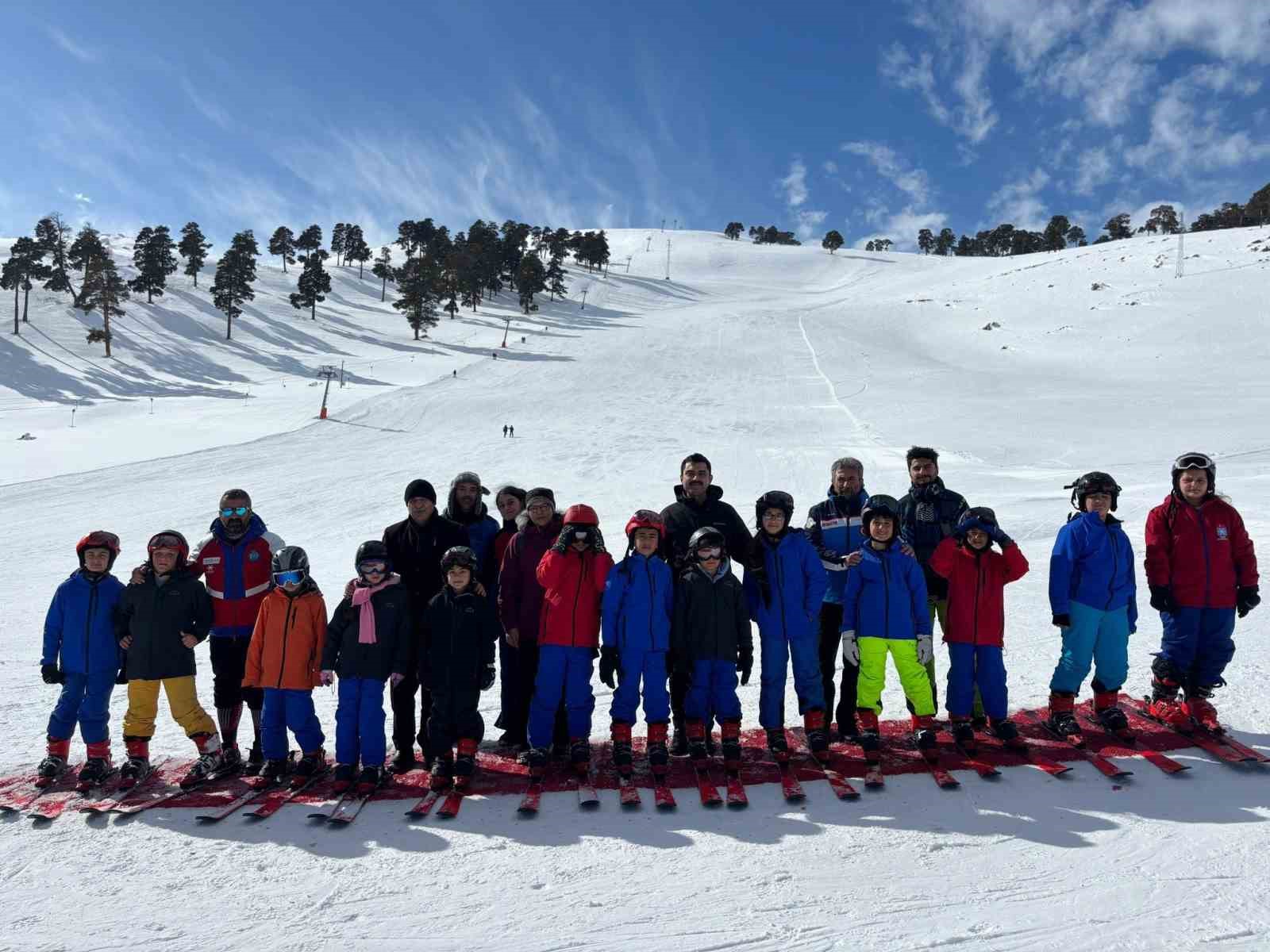 Susuz Kaymakamı Tutal’dan geleceğin kayakçılarına moral ziyareti
