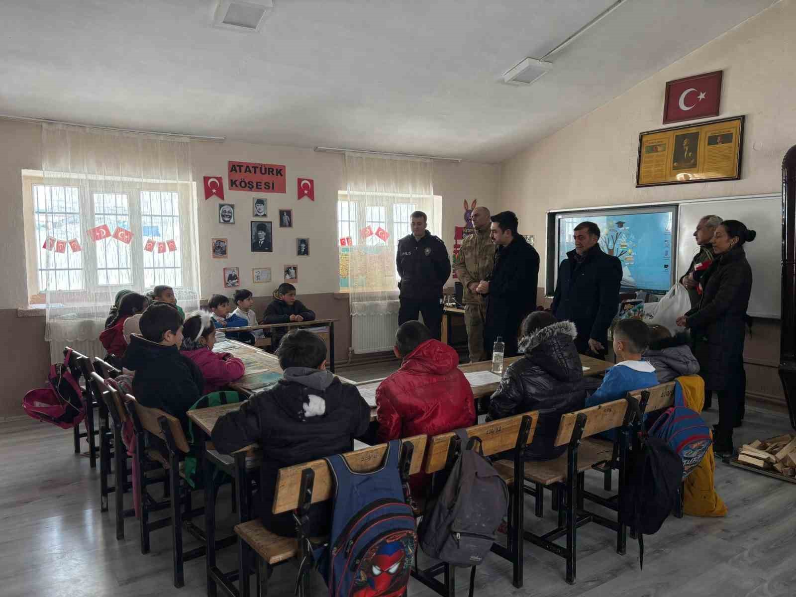 Susuz Kaymakamı Tutal’dan öğrencilere anlamlı mesaj
