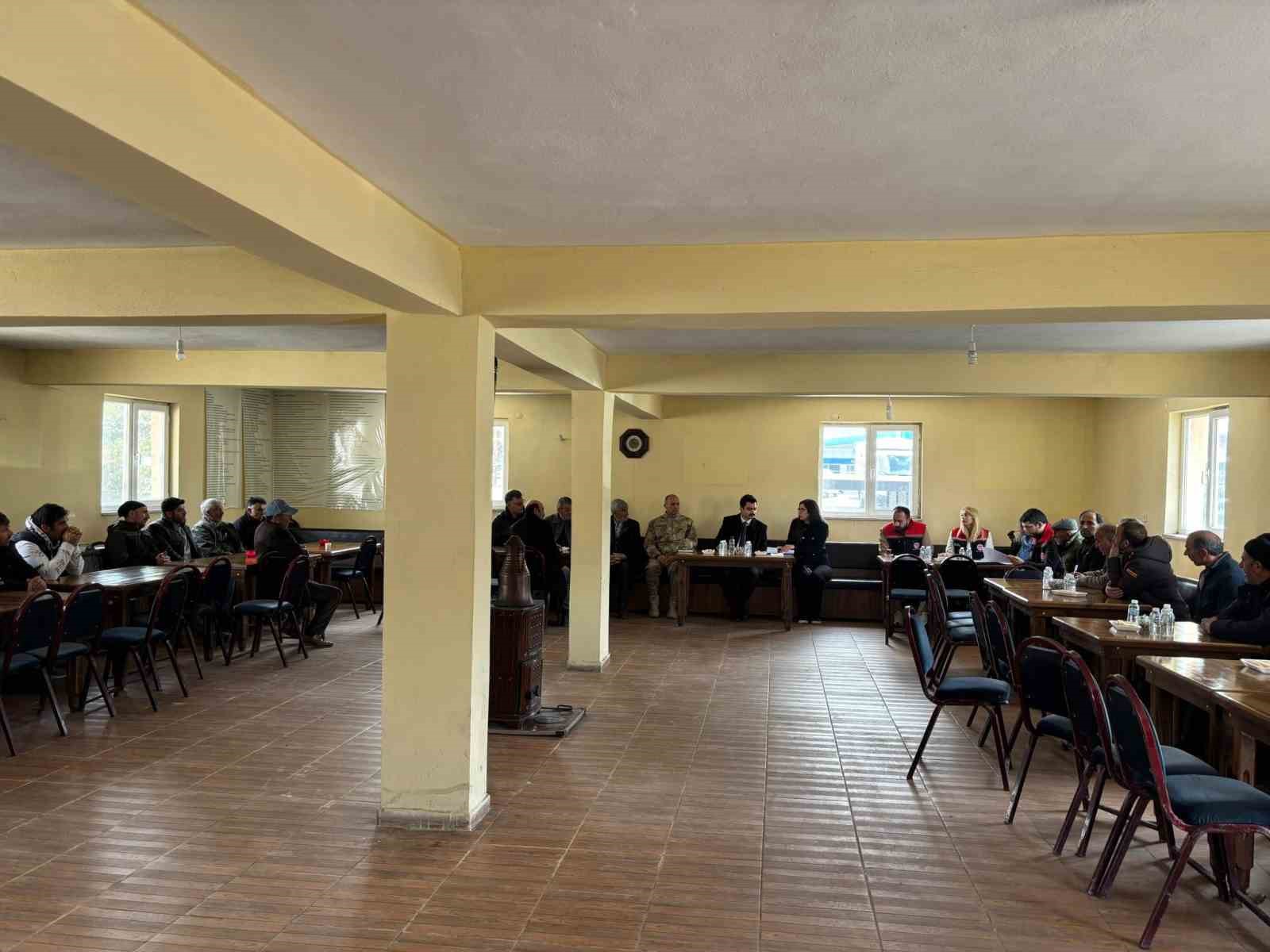 Susuz’da mera bilgilendirme toplantısı gerçekleştirildi
Susuz’da mera bilgilendirme toplantısı gerçekleştirildi