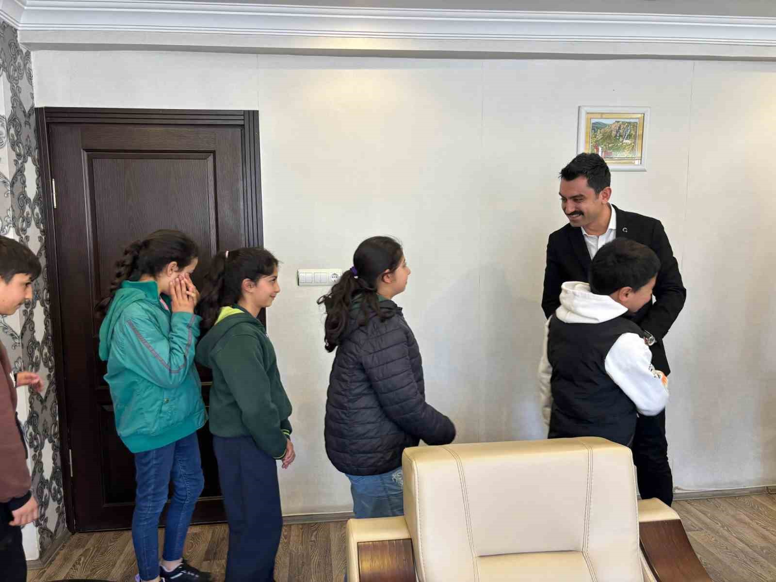 Susuz’da öğrencilerden kaymakama anlamlı ziyaret
