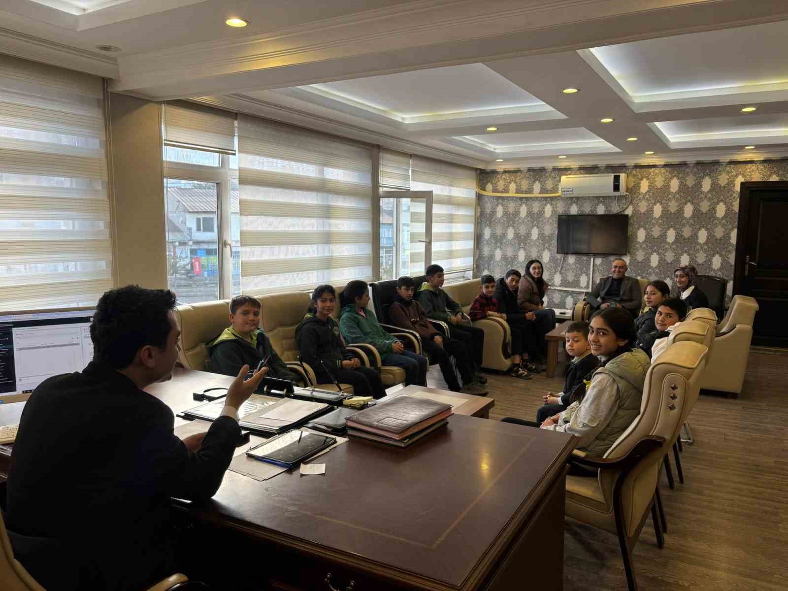 Susuz’da öğrencilerden kaymakama anlamlı ziyaret
