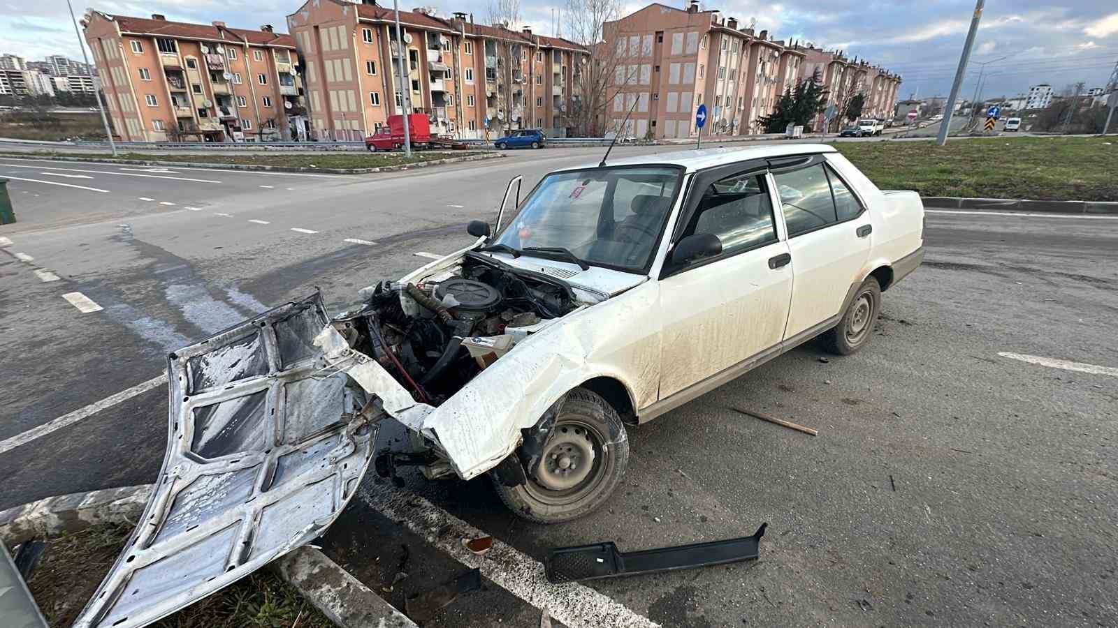 SUV araca çarpan Tofaş parçalandı: 2 yaralı
