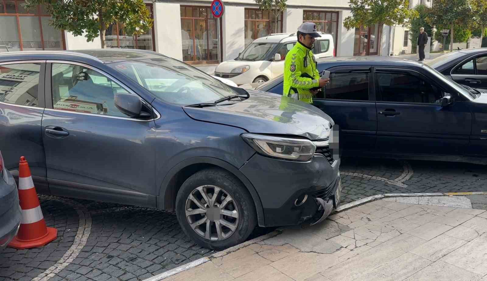 SUV tipi araç motosikletlilere çarptı: 2 yaralı
