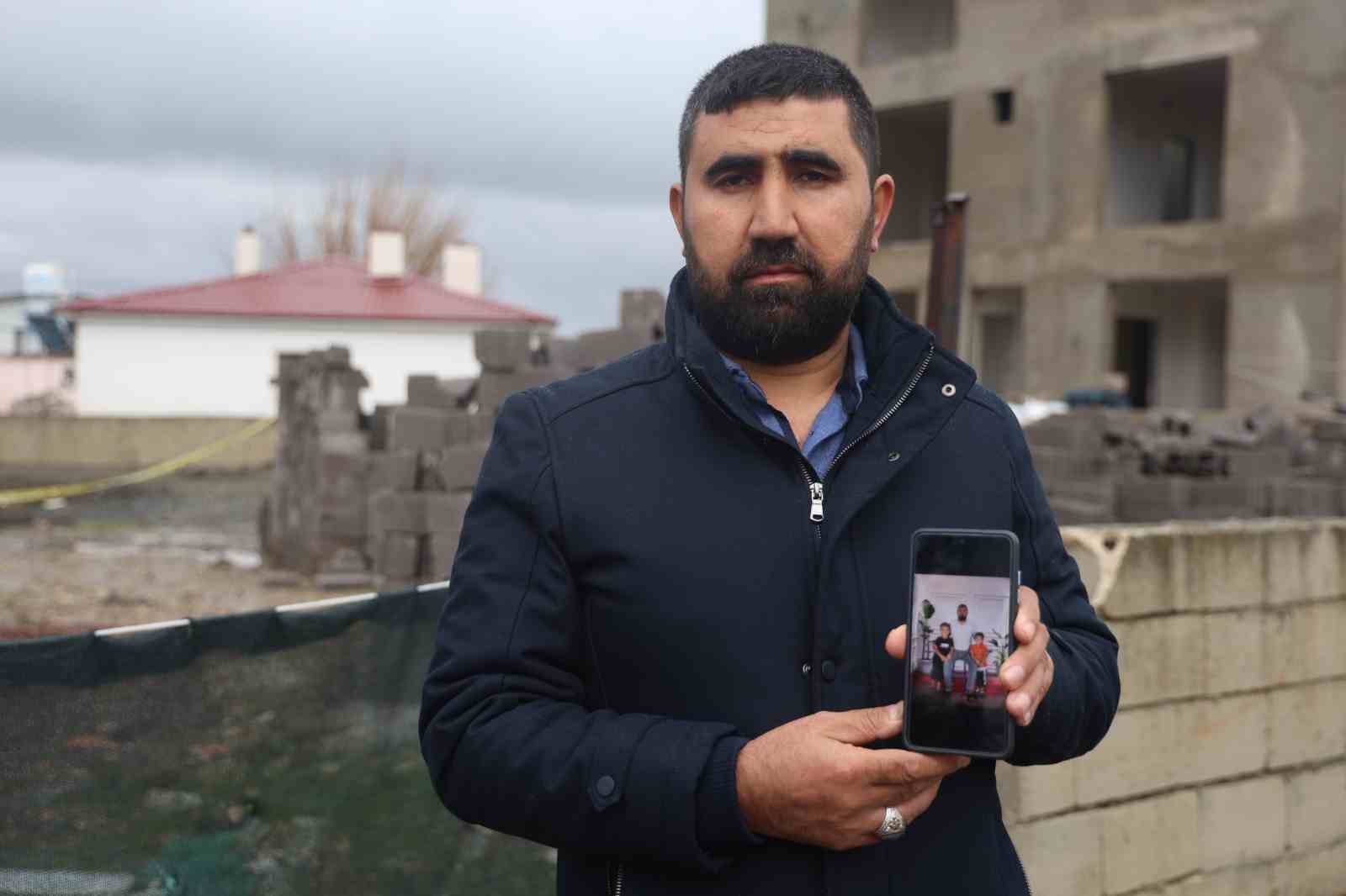 Suyla dolarak 2 kardeşe mezar olan havuz temelinin 8 aydır açık olduğunu söyleyen baba, evlatlarının acısıyla yaşıyor
Suyla dolarak 2 kardeşe mezar olan havuz temelinin 8 aydır açık olduğunu söyleyen baba, evlatlarının acısıyla yaşıyor