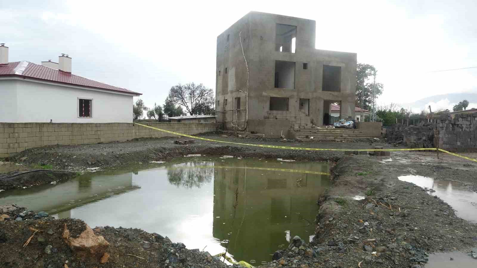 Suyla dolarak 2 kardeşe mezar olan havuz temelinin 8 aydır açık olduğunu söyleyen baba, evlatlarının acısıyla yaşıyor
Suyla dolarak 2 kardeşe mezar olan havuz temelinin 8 aydır açık olduğunu söyleyen baba, evlatlarının acısıyla yaşıyor