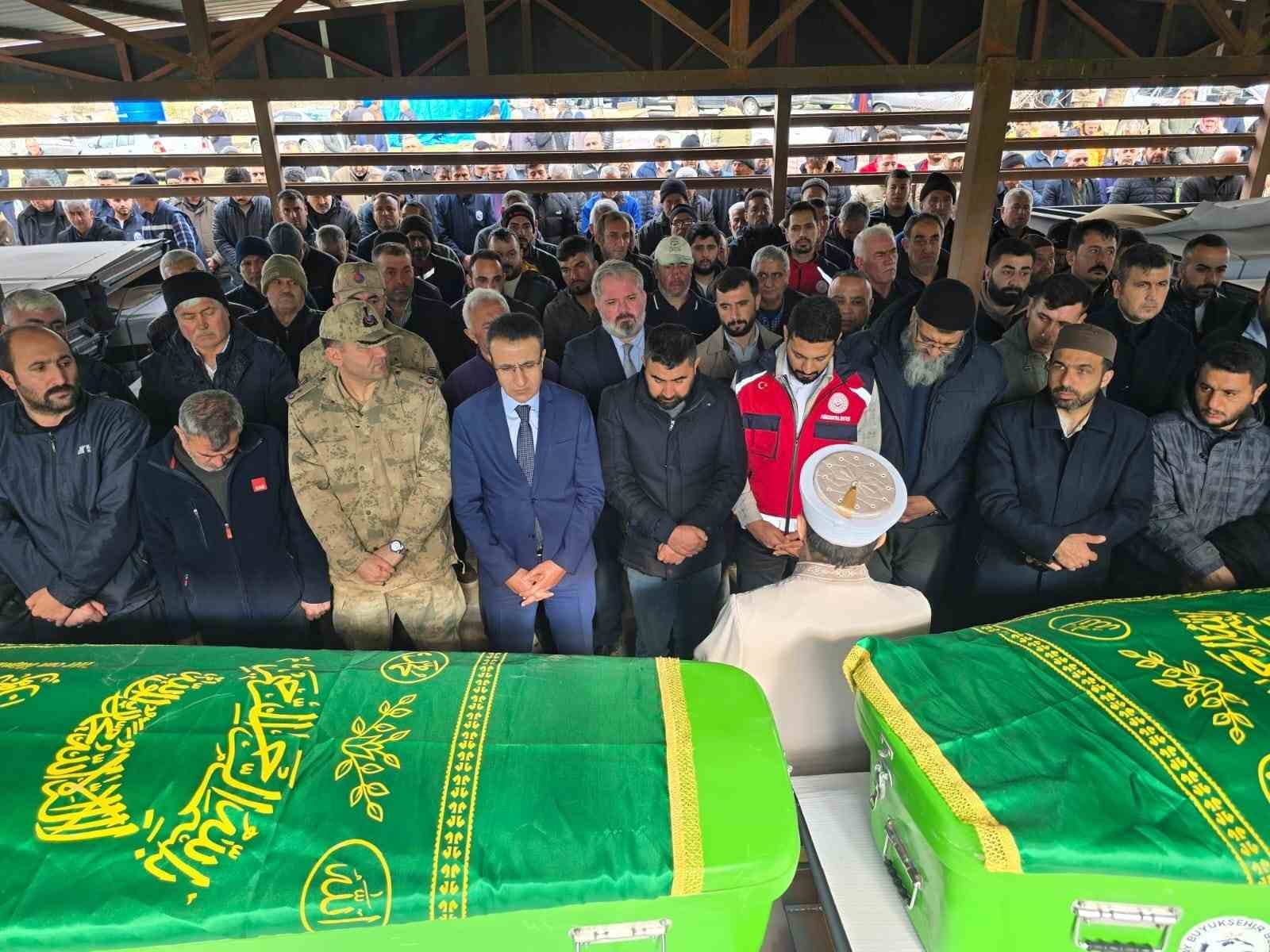 Suyla dolarak 2 kardeşe mezar olan havuz temelinin 8 aydır açık olduğunu söyleyen baba, evlatlarının acısıyla yaşıyor
Suyla dolarak 2 kardeşe mezar olan havuz temelinin 8 aydır açık olduğunu söyleyen baba, evlatlarının acısıyla yaşıyor