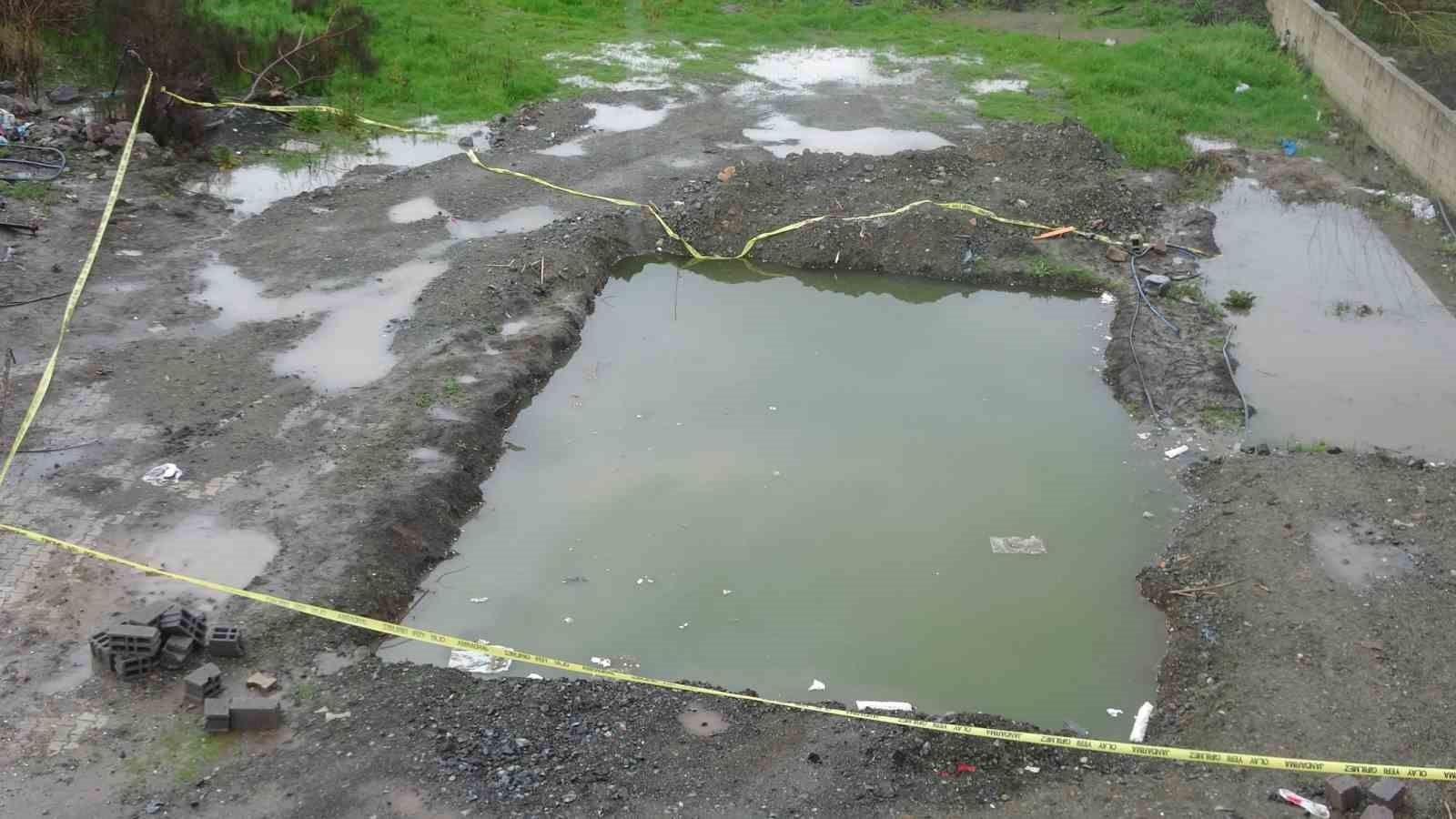 Suyla dolarak 2 kardeşe mezar olan havuz temelinin 8 aydır açık olduğunu söyleyen baba, evlatlarının acısıyla yaşıyor
Suyla dolarak 2 kardeşe mezar olan havuz temelinin 8 aydır açık olduğunu söyleyen baba, evlatlarının acısıyla yaşıyor