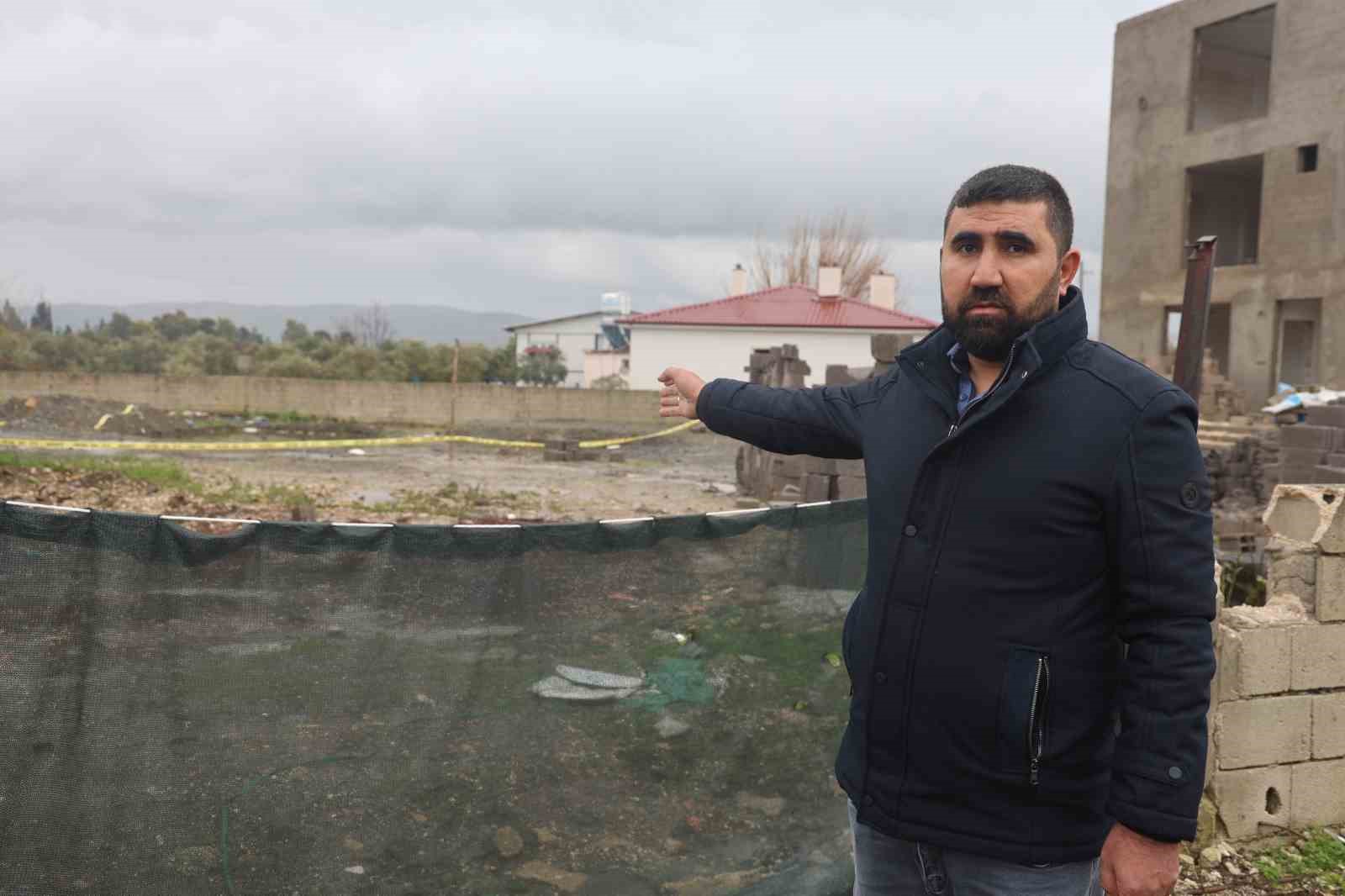 Suyla dolarak 2 kardeşe mezar olan havuz temelinin 8 aydır açık olduğunu söyleyen baba, evlatlarının acısıyla yaşıyor
Suyla dolarak 2 kardeşe mezar olan havuz temelinin 8 aydır açık olduğunu söyleyen baba, evlatlarının acısıyla yaşıyor