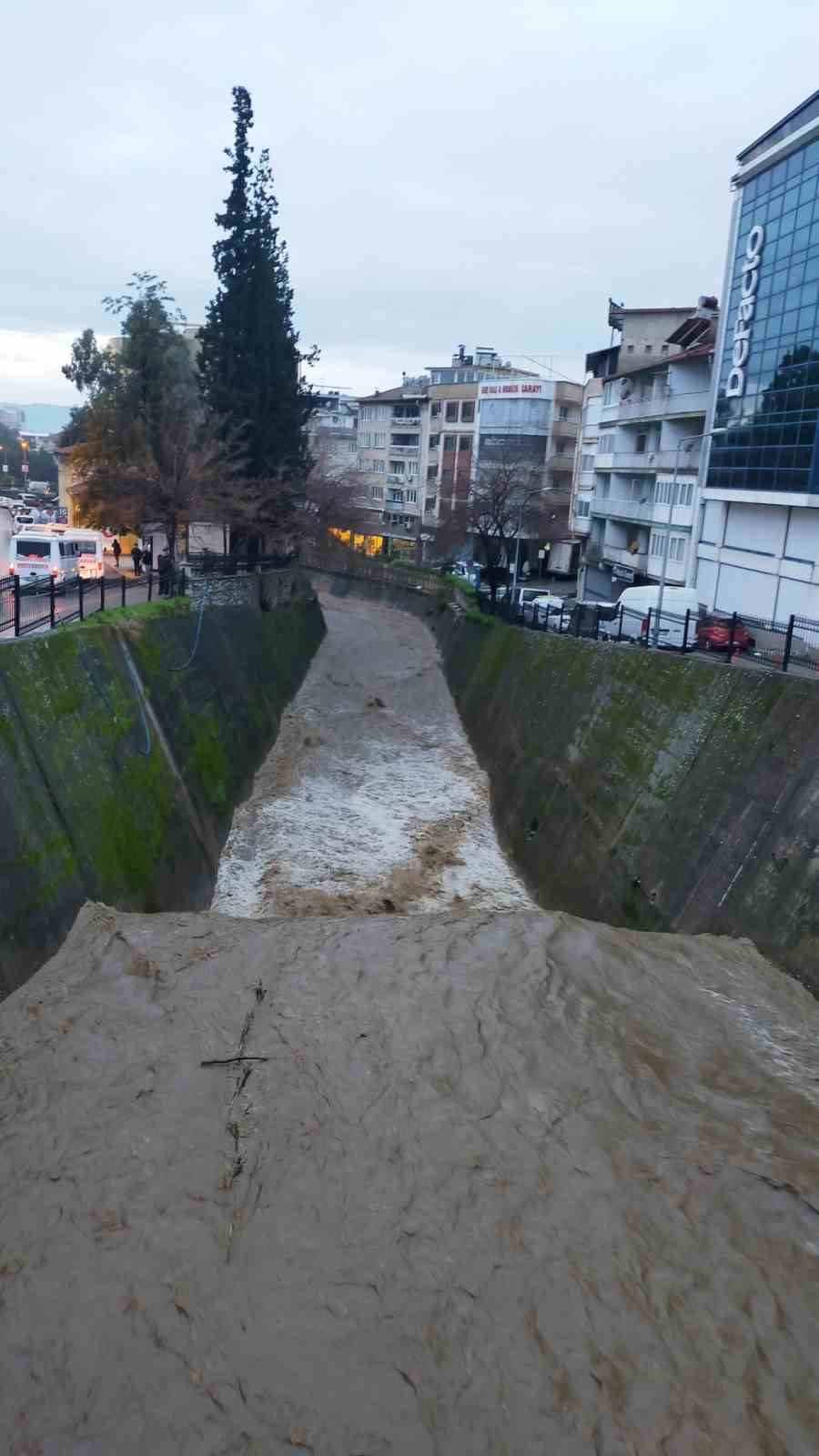 Tabakhane Deresi yağışla birlikte coştu
